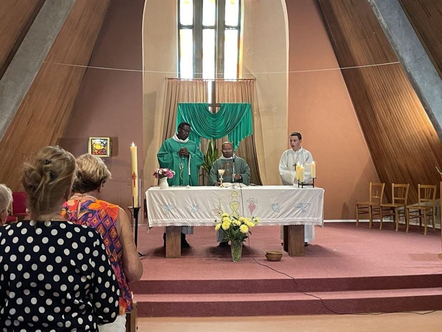 Messe de départ du père Honoré, à Ouroux-sur-Saône & prise de relève par le père Célestin