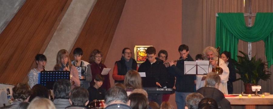 Animation de la messe par une équipe de musiciens